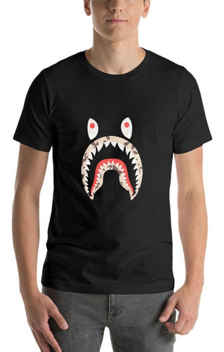 Un Mono De Baño Tiburón Para 2 Hombres Camiseta
